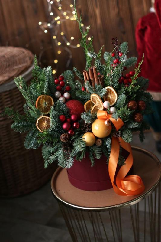 Новогодняя композиция в шляпной коробке