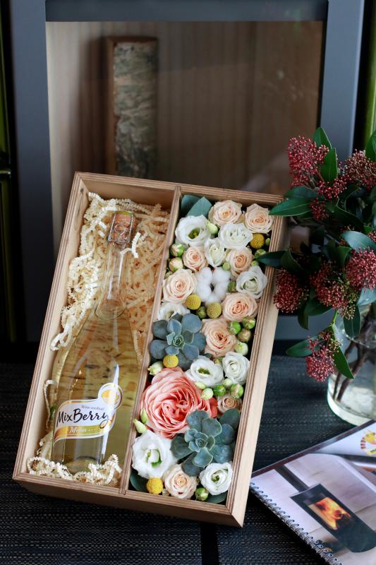 Подарочная коробка с цветами C0071